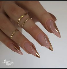 Trendy Nails Black And Gold, Gold Nail Art Designs Classy, Nude And Gold Almond Nails, Work Nails Professional Design, Pink And Gold Prom Nails, Stiletto Nails Designs Classy, Medium Stilleto Nails, Elegant Almond Nails Classy, Gold Chrome Nails Designs