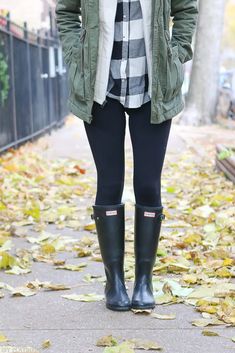 Our Favorite Outdoor Boots for the Winter Season | The DIY Playbook Winter Vacation Outfits, Look Legging, Boots And Leggings, Flannel Outfits, Winter Jeans, Outdoor Boots