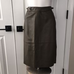 Classiques Entier Green Genuine Leather Skirt Size 8. Preowned Unworn Formal Leather Skirt With Belt Loops, Elegant Leather Skirt With Belt Loops, Skirt Pencil, Leather Pencil Skirt, Leather Skirt, Womens Skirt, Genuine Leather, Pencil, Nordstrom