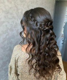 Hoco Hairstyles Curled Down, Hairstyles For Golden Dress, Prom Hairstyles Thick Long Hair, Half Up Half Down Dama Hairstyles, Hairstyles For Quinceanera Sister, Half Up Half Down Bridal Hair Face Framing, Desi Wedding Hair Styles, Long Curled Prom Hair, Hairstyle For Sweet 16