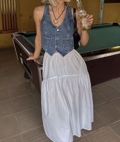 White Maxi Skirt Outfit, White Flowy Skirt, Denim Vest Outfit, White Skirt Outfits, Maxi Skirt Outfit, White Maxi Skirt, Fest Outfits, White Maxi Skirts, Maxi Skirt Outfits