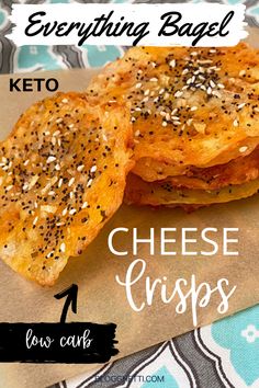 two pieces of bread with sesame seeds on top and the words, everything bagel keto cheese crispes low carb