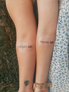 two people with tattoos on their arms and legs, one has the word maoo di