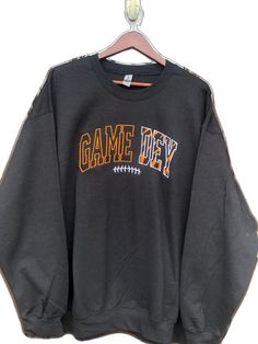 Black Long Sleeve Sweatshirt For Game Day, Team Logo Hoodie For Game Day In Fall, Fall Varsity Sweatshirt With Team Logo, Team-colored Sweatshirt With Team Logo, Team-colored Sweatshirt With Team Logo For Fans, Black Crewneck Sweatshirt For Game Day, Black Sweatshirt For Game Day In Fall, Fleece Sweatshirt With Team Logo, Black School Spirit Sweatshirt With Crew Neck