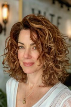 Older Women's Hairstyles, Shoulder Length Curly Hair, Short Hair Trends, Short Curly Haircuts, Different Hair Types, Haircuts For Wavy Hair, Different Hair, Women's Hairstyles, Curly Hair Inspiration