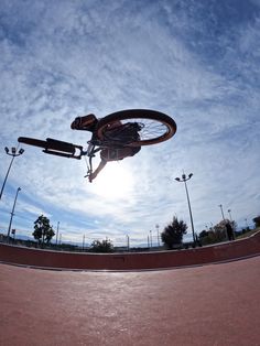 session dirt au skatepark de Perpignan, il saute d'un quarter à l'autre en photo (prise par une gopro) Bicycle Holiday, Dirt Motorcycle, Cycling Workout, Skate Park, Vaulting, Bike Ride