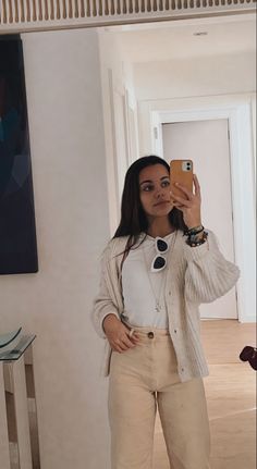 Outfit Jeans Beige, Beige Jeans Outfit Aesthetic, Outfit Beta, Lisbon Outfit, Beige Jeans Outfit, Update Wardrobe, Marine Jeans, Bell Bottoms Outfit, Outfits Primavera