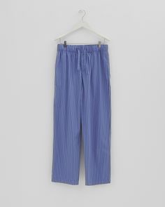 Unisex fit. Crisp poplin weave. 100% organic cotton. Made in Portugal. Pyjamas Pants, Tekla Fabrics, Percale Bedding, Natural Detergent, Organic Bedding, Pajama Pant, Spring 2024, Striped Pants, Cotton Poplin