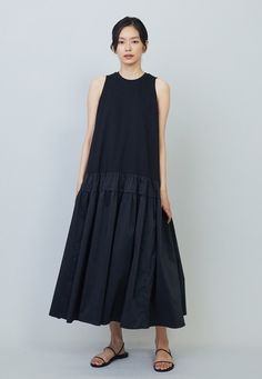 【コットンポンチ×タフタワンピース】｜1er Arrondissement（プルミエ アロンディスモン）オフィシャルサイト Abaya Casual, Vestidos Maxi, Sew Patterns, Home Dress, Daily Dress, Linen Dresses, Passion For Fashion, Sewing Patterns, Street Style