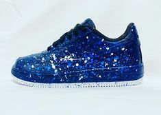 - Authentic AF1s👟 - Legit seller, lil sneakerhead✅ - Each pair is personally handmade.😊 - Original shoe box and accessories.✨ - Free Worldwide Shipping 1-3 Week Turn Around.🎁 - Before you purchase, please make sure that you choose your correct size!📦 Casual Blue Custom Sneakers With Paint Splatter, Custom Air Force 1, Custom Nike, Custom Nikes, Graffiti Styles, Custom Sneakers, Sneakers Shoes, Shoe Box, Sneaker Head