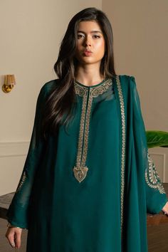 #NILOFARMOIN#pakistanidrees#pakitanidreesoutfits#pakitanishut#pantdesigns#pakistanidesings Online Dress Shopping Pakistan, Zara Shahjahan Casual, Green Pakistani Dress, Pakistani Suits For Women, Pakistani Formal Wear, Sara Clothes, Desi Party, Pleats Fashion, Zara Shahjahan