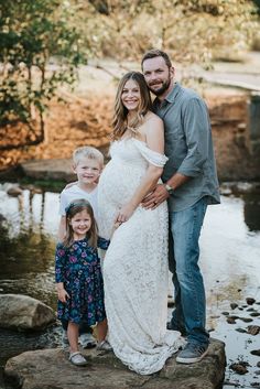 Maternity Photos With Family Of 4, Spring Maternity Family Photos, Maternity Photography Poses Family Older Siblings, Maternity Photography Siblings, Family Of 5 Maternity Pictures, Maternity Poses With Kids, Maternity Photography With Family, Maternity Photoshoot With Kids, Maternity Photos With Older Siblings