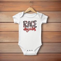 Rapunzie's stylish and energetic "Race Day Vibes" Baby Onesie, designed to showcase your little one's love for the thrill of racing. Carefully crafted with comfort in mind, this onesie is made from 100% cotton, ensuring a soft and gentle feel against your baby's delicate skin. The short sleeves offer optimal freedom of movement for your active little racer. Featuring the captivating caption, "Race Day Vibes," this onesie encapsulates the excitement and energy of race days in a fun and vibrant wa White Onesie With Graphic Print For Playtime, White Onesie With Graphic Print For Playwear, White Graphic Print Onesie For Playwear, Racing Onesie, Race Quotes, Paul Henry, Racing Baby, Onesie Ideas, Racing Party