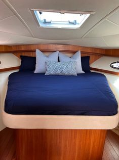 We did all new custom bedding for a 2007 Tiara 3500 Open and we’re sharing the amazing results. 

Forward bed:

⚓ Matouk Essex Sheet Set 
⚓ Quilted Coverlet or decorative bed spread
⚓ King Shams matching the Coverlet 
⚓  22” Sferra Terzo Throw Pillows
⚓ 14×24” Throw Pillow also in an Outdura fabric, "Labyrinth Navy"
.
.
.

#navy #bed #blue #blues #boating #interiors #bedding #yacht #yachts #boats