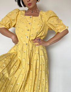 Very great vintage midi dress made of 100% cotton in traditional Austrian style, without belt, very feminine, fitted, with puff sleeves 🔸Size: 44 it fits best size 42-44 Model wears 36-38 and is 165 cm tall 🔸Brand: SONNWEND 🔸Material: 100% cotton 🔸Dimensions: Total length: approx. 136 cm Sleeve (from armpit): approx. 17 cm Chest width: approx. 52 cm Waist: approx. 44 cm 🔸Condition: good vintage condition (7/10) has discolorations that are not particularly noticeable You can also find me on Instagram @warmvintagewarm Spring Cotton Prairie Dress With Square Neck, Spring Square Neck Prairie Dress In Cotton, Vintage Cotton Midi Dress With Square Neck, Vintage Prairie Dress With Puff Sleeves For Summer, Vintage Puff Sleeve Prairie Dress For Summer, Spring Cotton Prairie Dress, Midi Length, Vintage Floral Print Midi Dress With Square Neck, Vintage Floral Print Square Neck Midi Dress, Spring Vintage Prairie Dress With Puff Sleeves