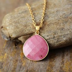 Embrace the beauty of natural gemstones with this stunning Natural Rhodonite Teardrop Necklace. Featuring a vibrant pink rhodonite gemstone in a sleek teardrop shape, this necklace brings elegance and color to any outfit. The gemstone is set in a delicate gold-plated frame, creating a perfect balance of luxury and natural beauty. Known for its calming and nurturing properties, rhodonite is the perfect stone for those seeking to enhance both their style and well-being. This necklace is lightweight and comfortable for everyday wear, while bold enough to make a statement on special occasions. ✨ Key Features: Natural Rhodonite Gemstone: The pink rhodonite stone is known for its rich color and healing properties, symbolizing compassion and emotional balance. Gold-Plated Teardrop Frame: The gems