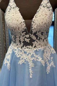 Світло-блакитне квіткове мереживо V-back a-line довге випускне плаття Blue V-neck Gown For Wedding, Blue Sleeveless Gown With Lace Bodice, Blue Sleeveless Wedding Dresses, Blue V-neck Gown For Spring, Blue Wedding Dress With Lace Bodice, Blue V-neck Prom Dress, Blue Lace Bodice Wedding Dress, Blue V-neck Wedding Dress, Blue V-neck Dress With Lace Bodice