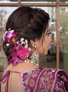 Indian Mom Hairstyles, Indian Wedding Bun Hairstyles Front View, Bride's Mom Hairstyle Indian, Jhumar Hairstyles Pakistani, Hairstyle In Curls, Indian Wedding Siders Hairstyles, Messy Bun With Flowers Indian, Juda Design For Saree, Sangeet Hairstyles For Bride Mom