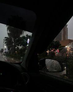 the rain is pouring down on the street