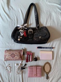 my pict <3 Bag Tour, Uni Bag, In My Purse, Stylish School Bags, School Bag Essentials, Travel Bag Essentials, Accessory Inspo, Purse Essentials