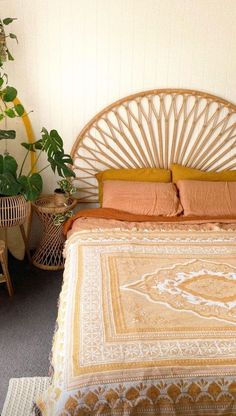 all credits to salty aura on InstagramI just love the Marigold rugit looks so beautiful in this photo😍 Rattan Themed Bedroom, Salty Aura Bedroom, Florida Bedroom Aesthetic, Ratan Bedrooms Idea, Boho Bedframe Ideas, Boho Rattan Bedroom, Boho Bed Ideas, Bed Frame Boho, Rattan Headboard Bedroom Ideas