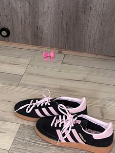 Pink Adidas Shoes, Look Adidas, Pretty Shoes Sneakers, Adidas Shoes Women, Adidas Spezial, Shoe Inspiration, Hype Shoes, Girly Shoes, Aesthetic Shoes