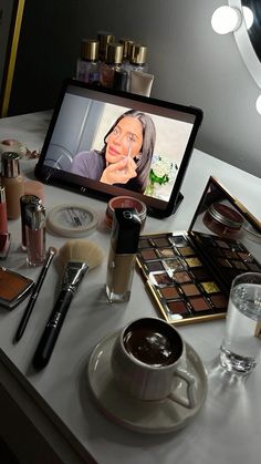 Makeup Story Instagram, Tess Holliday, Modeling Agency, Vision Board Inspiration, Mia 3, Beauty Influencer, Luxury Makeup, Foto Ideas Instagram, Beauty Standards