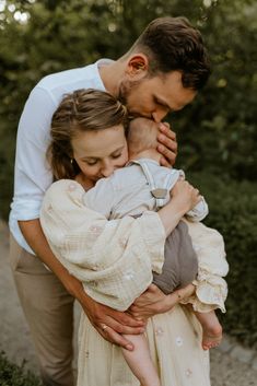 Garden Family Photos, Family Session Poses, Fall Baby Pictures, Outdoor Family Photoshoot, Newborn Family Pictures, Christmas Family Photoshoot, Large Family Photos, Mommy And Me Photo Shoot