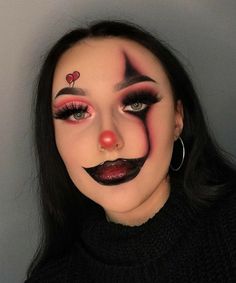 Scary Wednesday Addams Makeup, Half Clown Half Skull Makeup, Hawollen Makeup, Halloween Style Makeup, Cool Makeup For Halloween, Best Halloween Makeup Looks, Face Painting Halloween Women, Halloweenské Líčení Easy, Painting Makeup Art