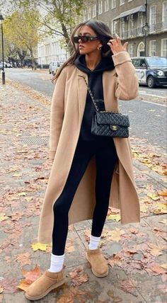 Trenchcoat Outfit, Mantel Outfit, Nyc Winter Outfits, Nyc Outfits, New York Outfits, Black Leggings Outfit, Winter Fashion Outfits Casual, Uggs Outfit, Cold Outfits