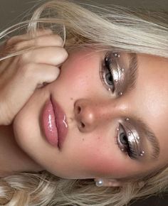 Perfection. #angel #angelic #makeup #angelicmakeup #glitter #white #pearls #makeuplook #eyemakep Graduation 2025, Maquillage On Fleek, Angel Makeup, Drag Make-up, Gala Party, Ring Ceremony, Mermaid Vibes, Fest Outfits