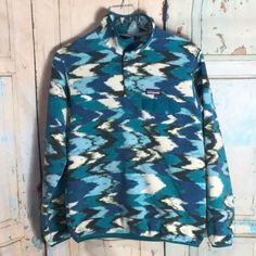 Patagonia Woman's S Synchilla Snap T Fleece Pullover In Blue Green Wave Print Is A Warm, Cozy Top That's Perfect For The Cooler Months. Made By Patagonia, It's Stylish, Comfortable And Designed To Last. Features A Unique Blue Green Wave Print Made By The Renowned Brand, Patagonia Designed For Warmth And Comfort Perfect For Cooler Months Size: Small Size: Small Condition: Pre-Owned See Photos For Details Good Light Wear From Storage, Wear And/ Or Display. Please Review Pictures For Details Thank You For Checking Out My Posh Closet! I Am A Fast Shipper With A Non Smoking Home. Patagonia Printed Fleece, Patagonia Sweater, Green Wave, Cozy Tops, Small Sweater, Wave Print, Patagonia Womens, Patagonia, Blue White