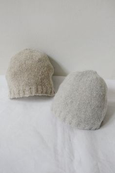 Made with silky soft and high quality cashmere, Makie's baby hat "Cashmere Cap Gema" will surely keep your baby's head warm in cold weather. Bonnet Cap, Cashmere Pants, Baby Inspiration, Leggings And Socks, Shoes For Leggings, Kids Outerwear, Baby Head, Baby Gift Sets, Baby Hat