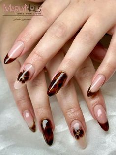 Short Blooming Nails, Nail Art Designs Tortoise Shell, Black Tortoise Nails, Brown Nails Flower, Tortishell Nails Design How To, Tortoise Nails Square, Tortoishell Nails Design, Tortoise Nails Design, Brown Flower Nails