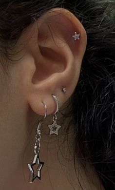 helix and lobe piercings, star earrings Ušný Piercing, Piercing Face, Double Ear Piercings, Cool Ear Piercings, Pretty Ear Piercings, Cool Piercings, Cute Ear Piercings, Cute Piercings, Body Jewelry Piercing