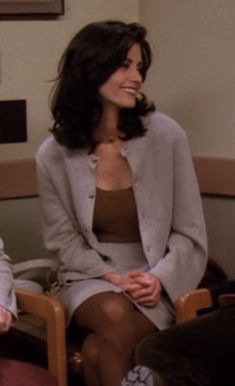 90s Style Celebrities, Monica Geller Muscles, Monica Geller Work Outfits, Monica Geller Fall Outfits, Monica Geller Haircut Season 1, Monica's Outfits Friends, Monica Geller Winter Outfits, Monica Geller Outfits 90s Fashion, Monica Friends Outfits