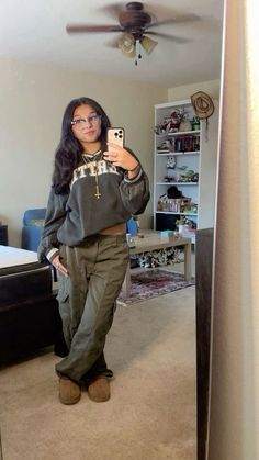 Brown Gap Hoodie Outfit, Gap Hoodie Outfit, Brown Gap Hoodie, Gap Hoodie, Streetwear Girl, Hype Clothing, Streetwear Fits, Thrifted Outfits, Cold Outfits