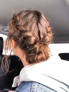 Discover recipeshome ideasstyle inspiration and other ideas to try. Hoco Hair Styles, Short Hair Lengths, Hairstyles Videos, Hairstyles Volleyball, Game Day Hair, Hair Stylies, Penteado Cabelo Curto, Short Hair Updo, Sporty Hairstyles