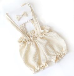 This listing includes  ♥ Suspender Bloomer (Adjustable straps) ♥ Bowtie (tieback) ♥ Handmade from 100% organic cotton Size offered ♥ Newborn ♥ 0-3M  ♥ 3-6M ♥ 6-9M ♥ 9-12M ♥ 12-18M ♥ 18-24M  ♥ 2-3T ♥ 3-4T Color offered ♥ White ♥ Ivory ♥ Mustard Yellow ♥ Pumpkin Orange ♥ Dark Tan ♥ Tan ♥ Rosey ♥ Soft Pink ♥ Dusty Pink ♥ Grape ♥ Teal ♥ Matcha Green ♥ Dusty Mint ♥ Seaform ♥ BlueGray ♥ Navy Blue ♥ Black ♥ ANY OTHER COLOR is Hand-dyed  Outfit Care instructions ♥ Carefully Hand wash with warm water ♥ L Cake Smash First Birthday, 1st Birthday Outfit Boy, Yellow Pumpkin, Cake Smash Outfit Boy, Baby Cake Smash, Smash Cake Boy, Boho Color, Pink Dusty, Newborn Boy Clothes