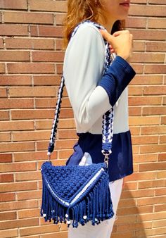 Handmade bag with 4 mm macramé rope, in navy blue and white, it is a closet essential. The flap has a white braided rope highlighting the peak, fringed with white wooden beads and a snap button closure. The shoulder strap is wide, comfortable on the shoulder and very colorful, with stainless steel carabiners. This sailor style model is lined with a beautiful floral fabric, it is easy to combine and perfect for this spring summer season. Add this classic accessory to your closet to enhance your l Navy Blue Bag, Sailor Style, Sailor Fashion, Macrame Bag, Macrame Ideas, Braided Rope, Macrame Art, Handmade Bag, Macrame Patterns