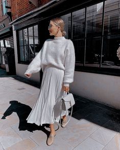 Pleated Long Skirt Outfit, Long Pleated Skirt Outfit, Simple Christmas Outfits, Pleated Skirt Outfits, Nyc Outfits, White Long Skirt, Long Skirt Outfits