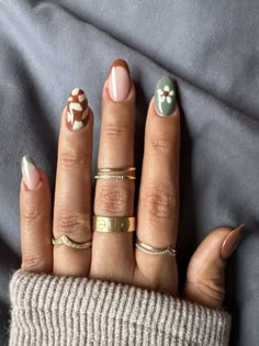 Easy Nail Fall Designs, Neutral Funky Nails, Summer To Fall Transition Nail Designs, Earthy Toned Nails, Earth Tone Nail Ideas, Easy Nail Art Fall, Funky Autumn Nails, Funky Nails Fall, Earthy Nail Ideas