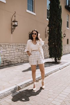 How To Wear Neutral Colors - Tips on how to style neutrals that look stylish and interesting Summer Outfits With Shorts, How To Wear Espadrilles, Outfits With Shorts, Neutral Summer Outfits, Shorts Outfit Ideas, Neutral Outfit Ideas, Neutral Winter Outfit, Neutral Color Outfits, Sweatsuit Outfit