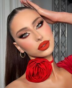 Makeup Looks For Red Lipstick, Smokey Eye For Red Dress, Soft Red Makeup Looks, Country Makeup Looks, Makeup For Red Outfit, Make Up For Red Dress, Make Up Rojo, Makeup For A Red Dress, Makeup With Red Dress