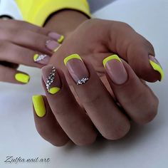 Yellow Neon Nails, Trendy Yellow Nails, Nagellack Trends, Smink Inspiration, Her Nails, Neon Nails, Dipped Nails