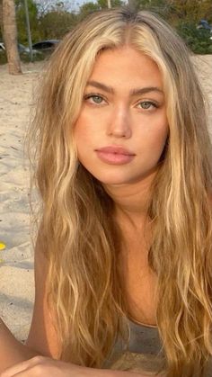 Golden Blonde With Brown Lowlights, Gold Highlights On Blonde Hair, Blonde With Yellow Highlights, Bad Hairline Women, Honey Blonde Tan Skin, Surfer Blonde Hair Highlights, Yellowish Blonde Hair, Yellow Blonde Highlights, Lived In Dirty Blonde