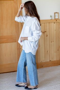 Ryan Shirt - White Poplin White Shirt Looks Women, Fitted Button Down Shirt Outfit, Button Down Outfits For Women, Tuck An Oversized Shirt, Oversized Shirtoutfit, Outfit Ideas For White Shirt, Sweatpants And Button Up Shirt, Man Shirt Woman Outfit, White Button Up Outfit Summer