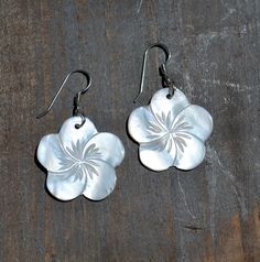 These beautiful earrings feature a carved White mother of pearl shell flower . The iridescence of the Mother of Pearl Shell is really amazing. Depending on the light source they will radiate colors varying from whites to creamy whites. The shells are then polished to a high gloss to reveal the beauty of their natural pattern. Enjoy these lightweight beauties that are so easy to wear. these beach earrings are perfect for everyday and any occasion. DETAILS - Shell types :White Mother of Pearl Shel Shell Types, Jewelry Island, Island Jewelry, Earrings Dangling, Hawaiian Jewelry, Beach Earrings, Cute Gift Boxes, Earrings Women, Pearl Shell