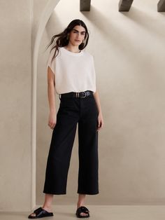 The Wide-Leg Crop Jean | Banana Republic Styling Wide Leg Jeans Summer, Chic Business Casual Summer, Wide Leg Pants For Short Women, Cropped Black Pants Outfit, Cropped Flare Pants Outfit, Wide Leg Crop Pants Outfit, Professor Outfits Women, Wide Leg Black Jeans Outfit, Cropped Wide Leg Pants Outfit