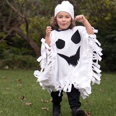 This no-sew ghost costume is up on the blog 👻 It’s perfect for Halloween dress up at school & it takes less than 30 minutes to make! #DIYHalloween #halloweencostumes #handmadehalloween @fabricdotcom Kids Capes, Diy Halloween Dress, Halloween Dress Up Ideas, Diy Costumes Kids Boys, Costumes For Dogs, Best Diy Halloween Costumes, Creative Halloween Costumes Diy, Towel Poncho